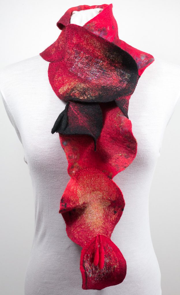 Echarpe-laine-feutree-scarf-feuilles-rouge