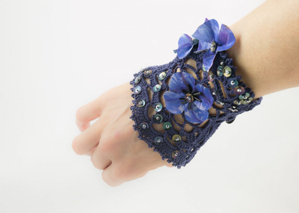 bracelet-manchette crochet fleurs soie bleu 