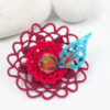 Broche textile dentelle crochet rouge feuille turquoise