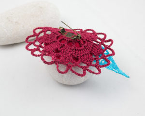 Broche textile dentelle crochet rouge feuille turquoise