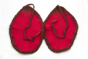 Manchettes mitaines feuille à enrouler laine feutrée et soie / rouge