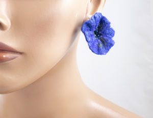 Boucles d'oreilles feutre broderie perles coquelicot bleu
