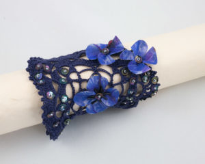 bracelet-manchette dentelle au crochet fleurs soie Bleu