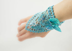 bracelet manchette crochet fleurs soie turquoise