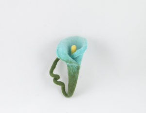 broche fleur Arum en laine feutrée