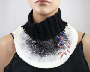 col tricot laine feutrée brodée de fleurs