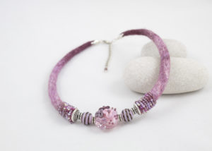 collier tour de cou textile perle verre artisanale rocailles mauve-rose