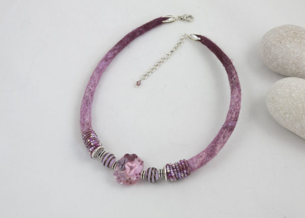 collier tour de cou textile perle verre artisanale rocailles mauve-rose