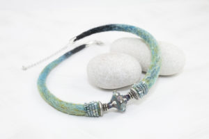 collier tour-de-cou perle verre lampwork turquoise ©dansmoncorbillon