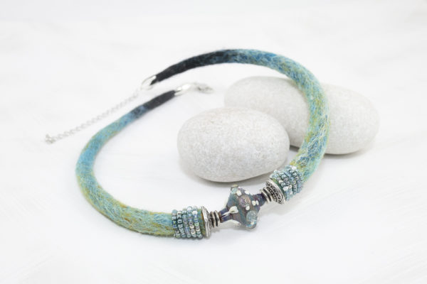 collier tour-de-cou perle verre lampwork turquoise ©dansmoncorbillon