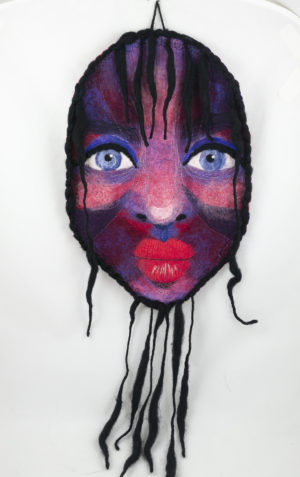 décoration murale visage en laine feutrée rouge bleu