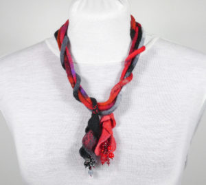 long-long-sautoir textile perles noir rouge