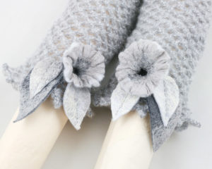manchette dentelle crochet gris fleurs feutre