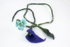collier fleurs arum violet belle-de-jour turquoise en laine feutrée