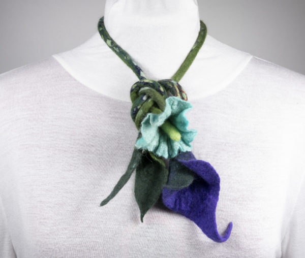collier fleurs arum violet belle-de-jour turquoise en laine feutrée