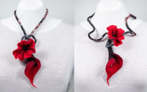 Collier sautoir fleurs laine feutrée Coquelicot Arum rouge