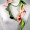 Collier-textile-echarpe-fleur-laine-feutre-arums-rose-pastel