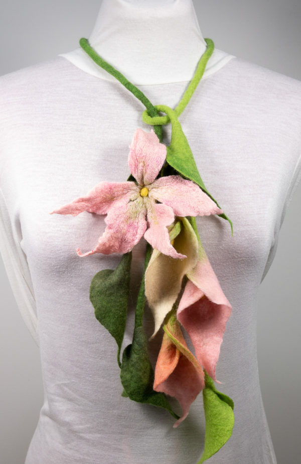 Collier-textile-echarpe-fleur-laine-feutre-arums-rose-pastel